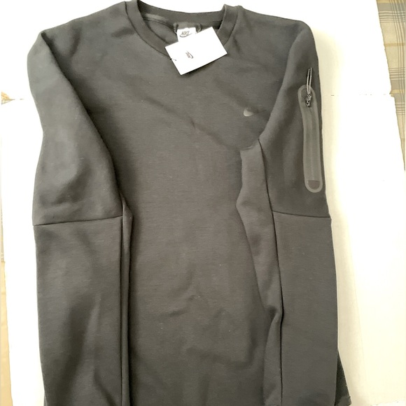 NIKE TECH PACK ZIP POCKET CREW SWEATER. - Picture 2 of 5